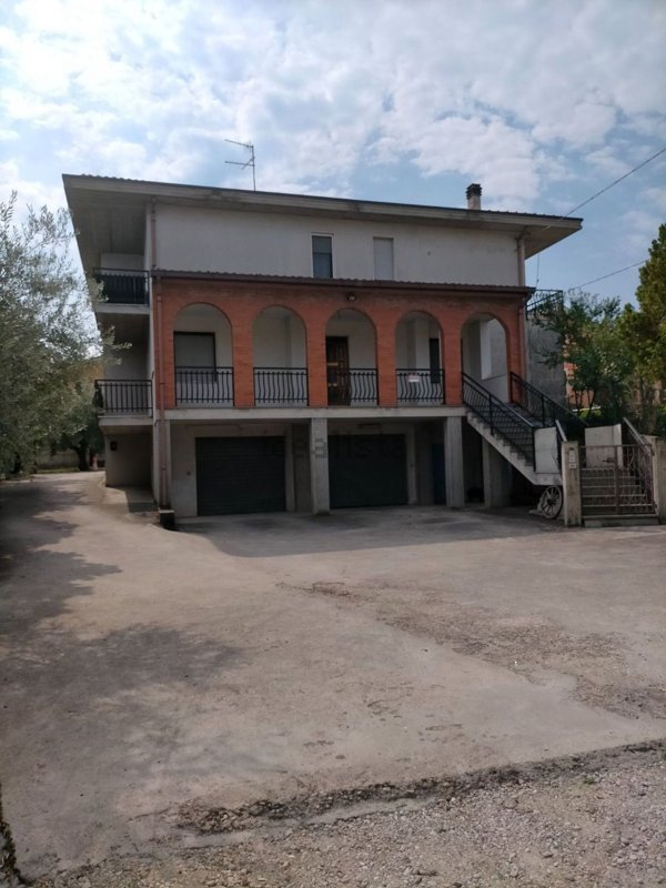 casa indipendente in vendita a Loreto Aprutino