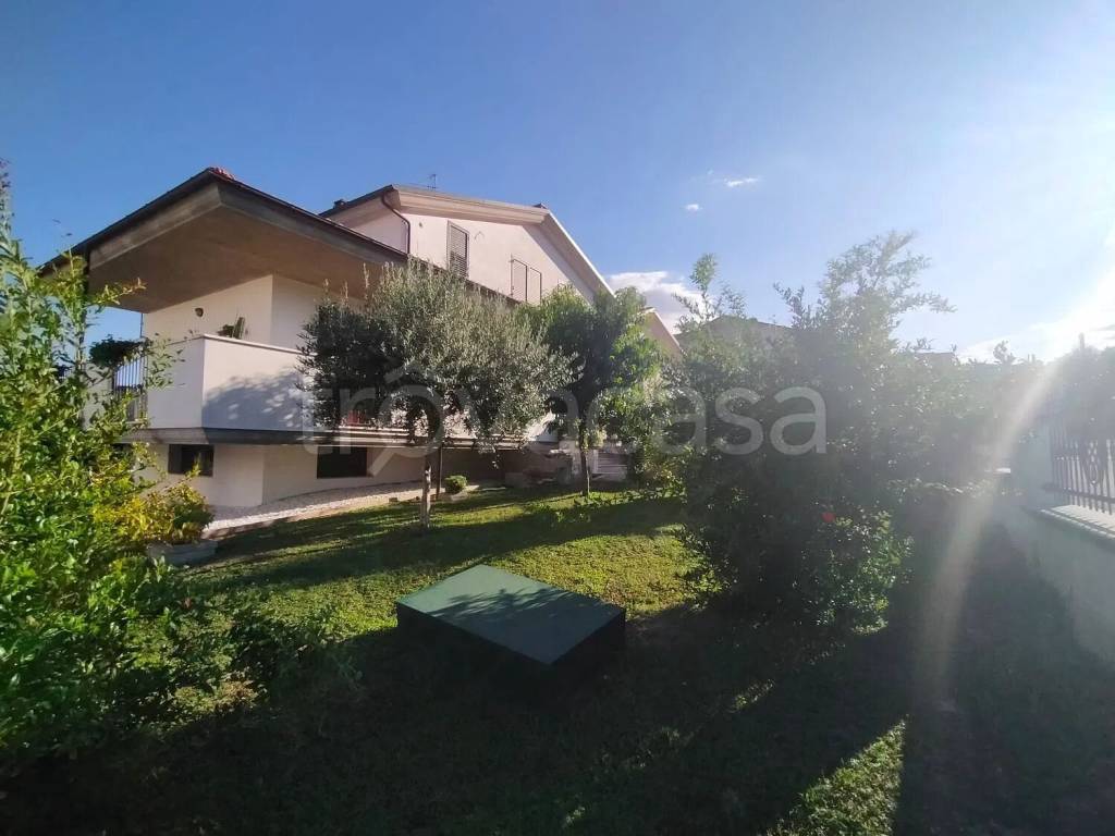 casa indipendente in vendita a Loreto Aprutino