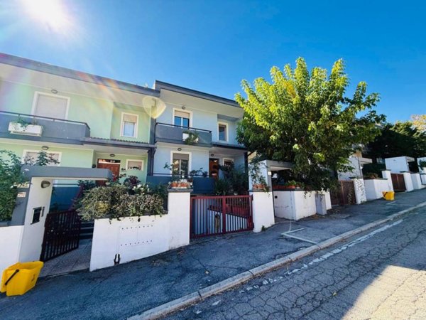 casa indipendente in vendita a Loreto Aprutino