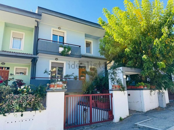 casa indipendente in vendita a Loreto Aprutino