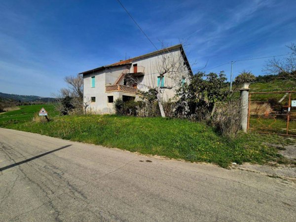 casa indipendente in vendita a Loreto Aprutino