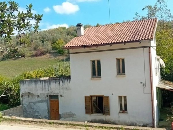 casa indipendente in vendita a Loreto Aprutino in zona Ferrauto