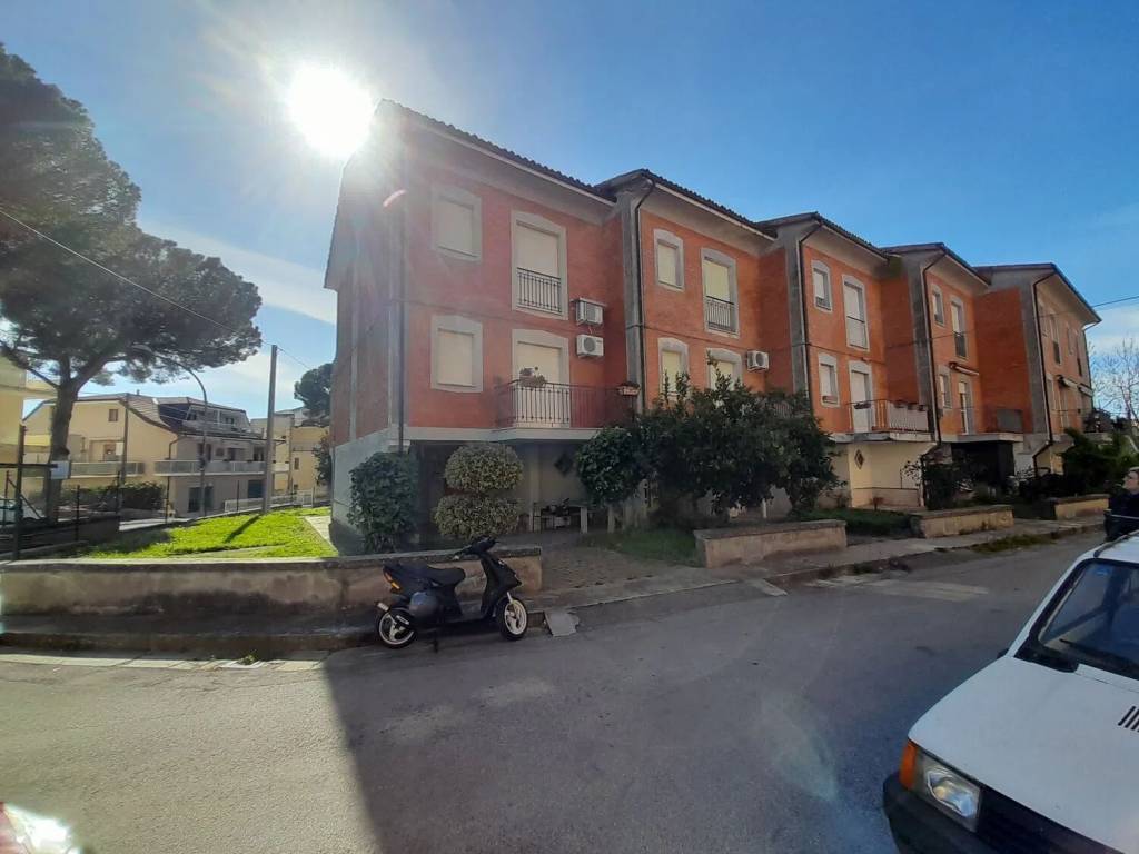 casa indipendente in vendita a Loreto Aprutino