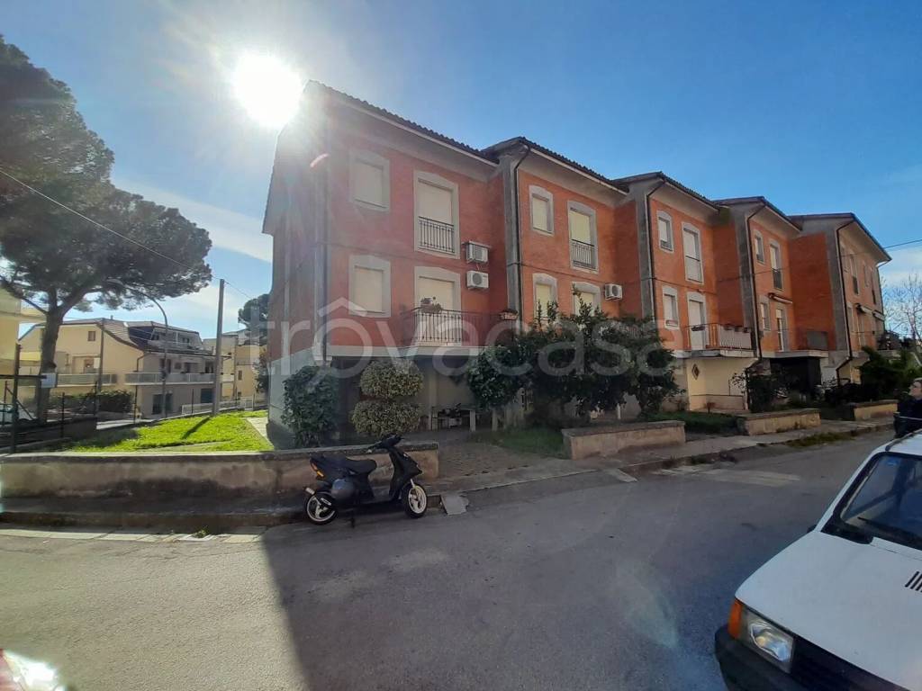 casa indipendente in vendita a Loreto Aprutino