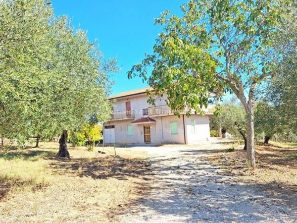 casa indipendente in vendita a Loreto Aprutino