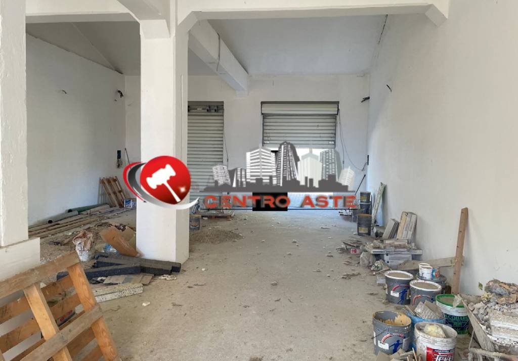 negozio in vendita a Loreto Aprutino in zona Santa Maria in Piano