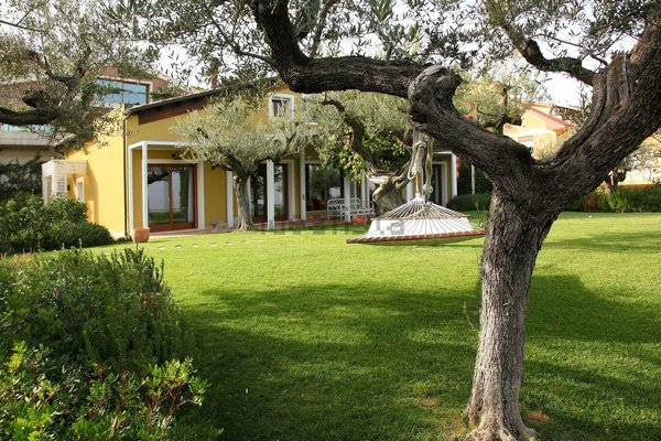 casa indipendente in vendita a Loreto Aprutino