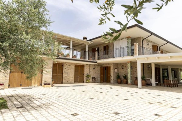 casa indipendente in vendita a Loreto Aprutino in zona Fiume