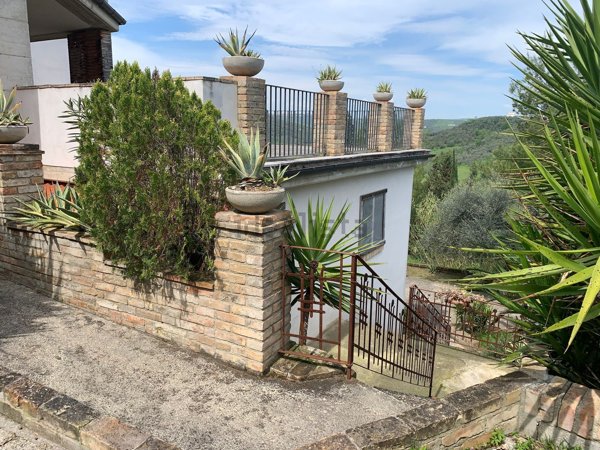 casa indipendente in vendita a Loreto Aprutino
