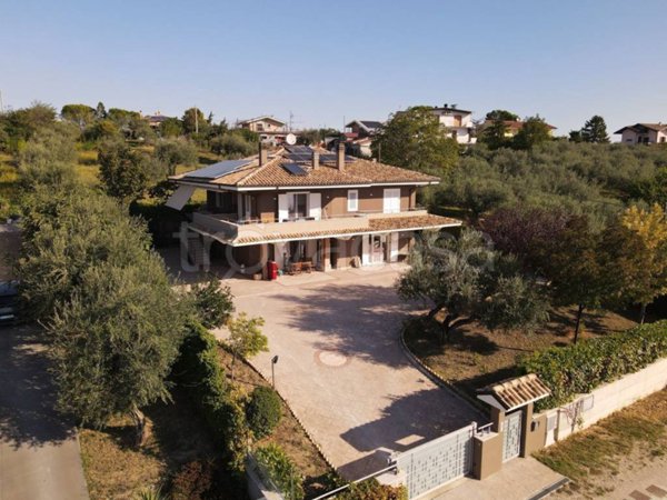 casa indipendente in vendita a Loreto Aprutino