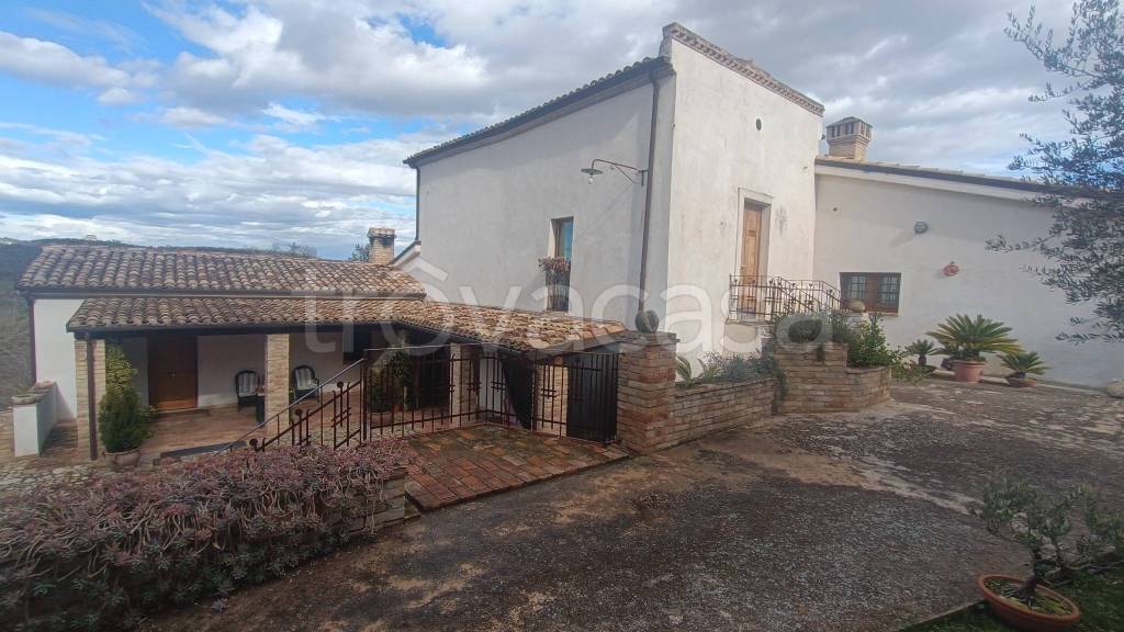 casa indipendente in vendita a Loreto Aprutino