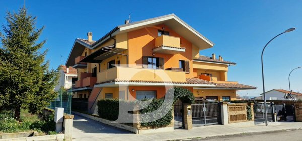 casa semindipendente in vendita a Loreto Aprutino