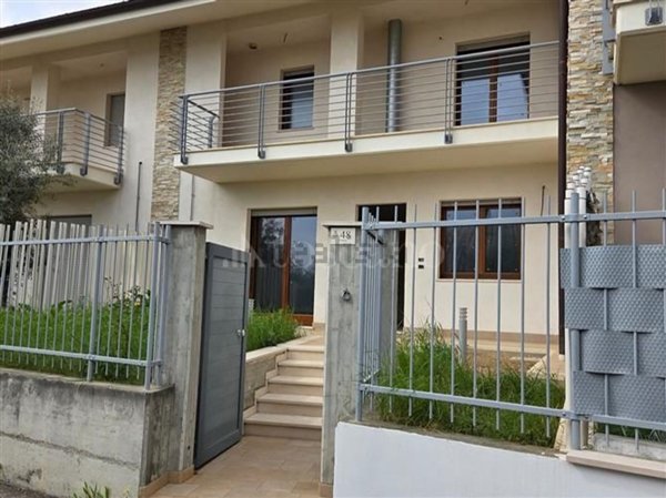 casa indipendente in vendita a Loreto Aprutino in zona Paterno