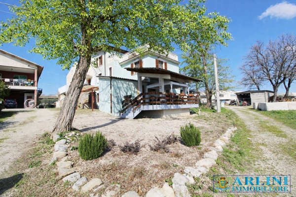 casa indipendente in vendita a Loreto Aprutino