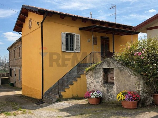 casa indipendente in vendita a Loreto Aprutino