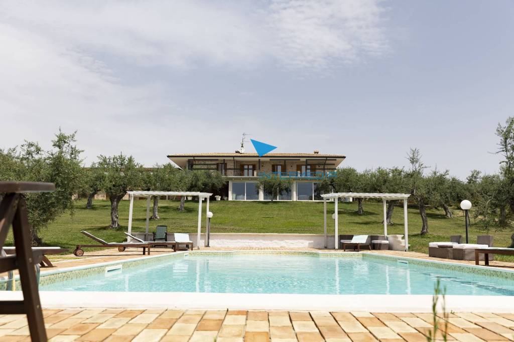 casa indipendente in vendita a Loreto Aprutino