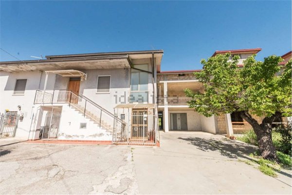casa indipendente in vendita a Loreto Aprutino
