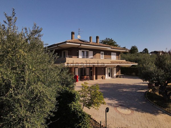 casa indipendente in vendita a Loreto Aprutino