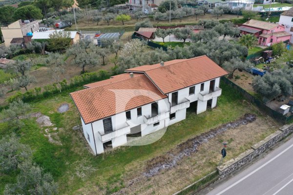 casa indipendente in vendita a Loreto Aprutino