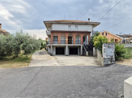 casa indipendente in vendita a Loreto Aprutino
