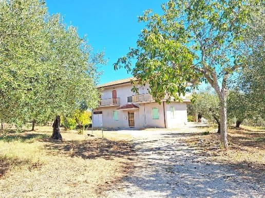 casa indipendente in vendita a Loreto Aprutino