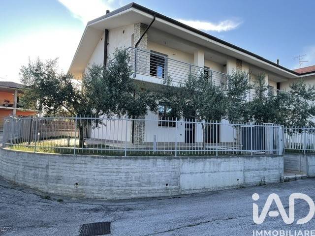 casa indipendente in vendita a Loreto Aprutino in zona Valle Stella