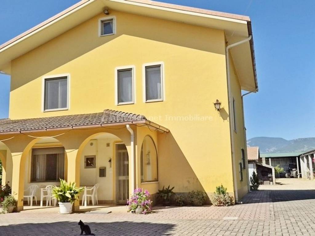 casa indipendente in vendita a Loreto Aprutino