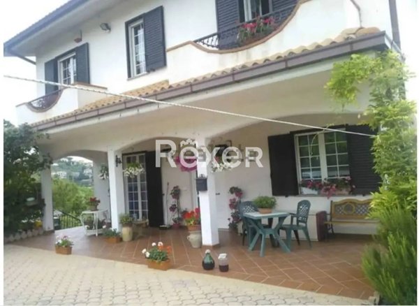 casa indipendente in vendita a Loreto Aprutino