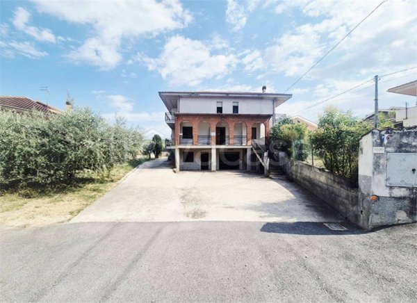 casa indipendente in vendita a Loreto Aprutino