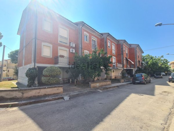 casa indipendente in vendita a Loreto Aprutino in zona Valle Stella