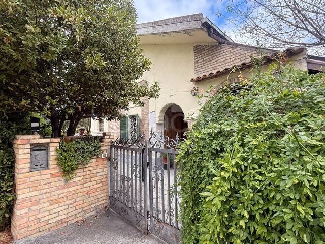 casa indipendente in vendita a Loreto Aprutino in zona Pantano