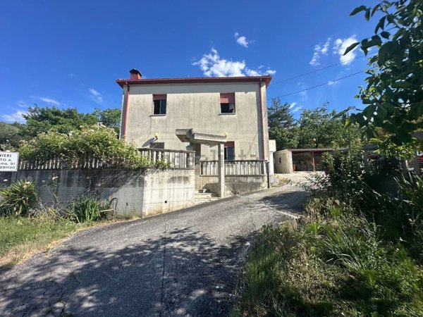casa indipendente in vendita a Loreto Aprutino