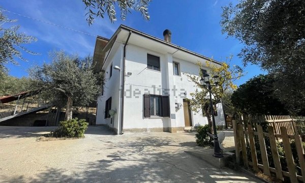 casa indipendente in vendita a Loreto Aprutino in zona Vicenne
