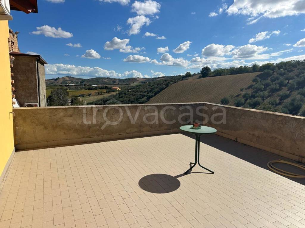 casa indipendente in vendita a Loreto Aprutino