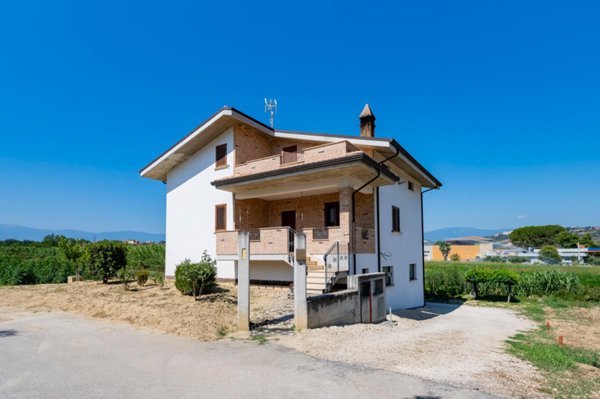 casa indipendente in vendita a Manoppello