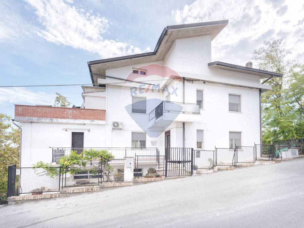 casa indipendente in vendita a Manoppello