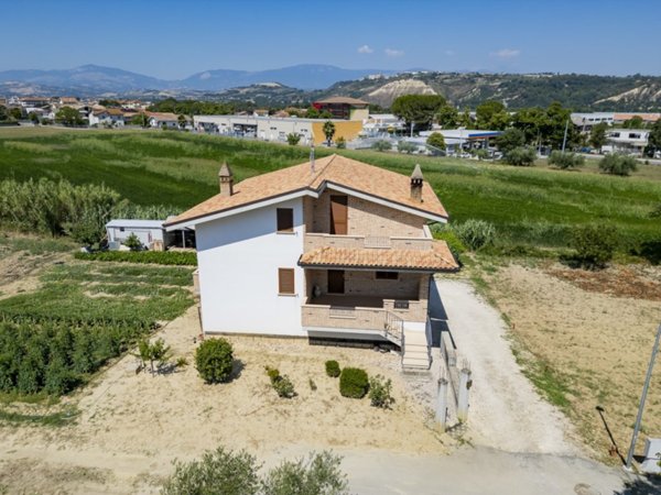 casa indipendente in vendita a Manoppello