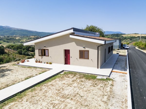 casa indipendente in vendita a Manoppello