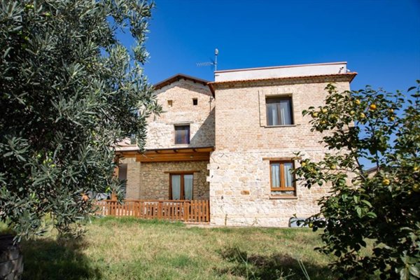 casa indipendente in vendita a Manoppello in zona Santa Maria Arabona