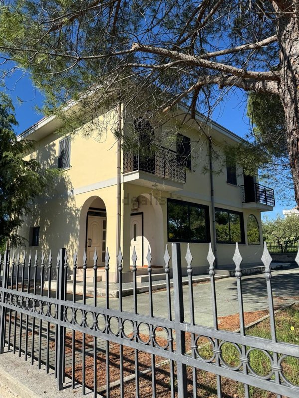 casa indipendente in vendita a Manoppello