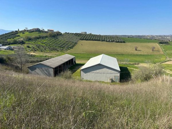 locale commerciale in vendita a Manoppello