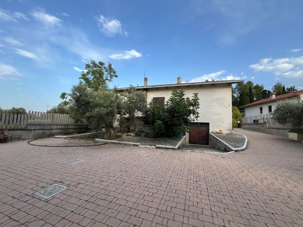 casa indipendente in vendita a Manoppello
