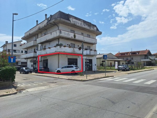 negozio in vendita a Manoppello in zona Manoppello Scalo