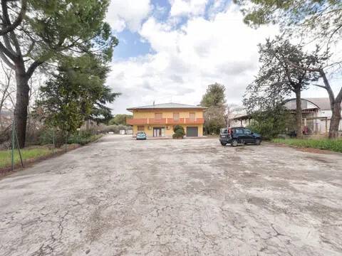 locale commerciale in vendita a Manoppello in zona Manoppello Scalo