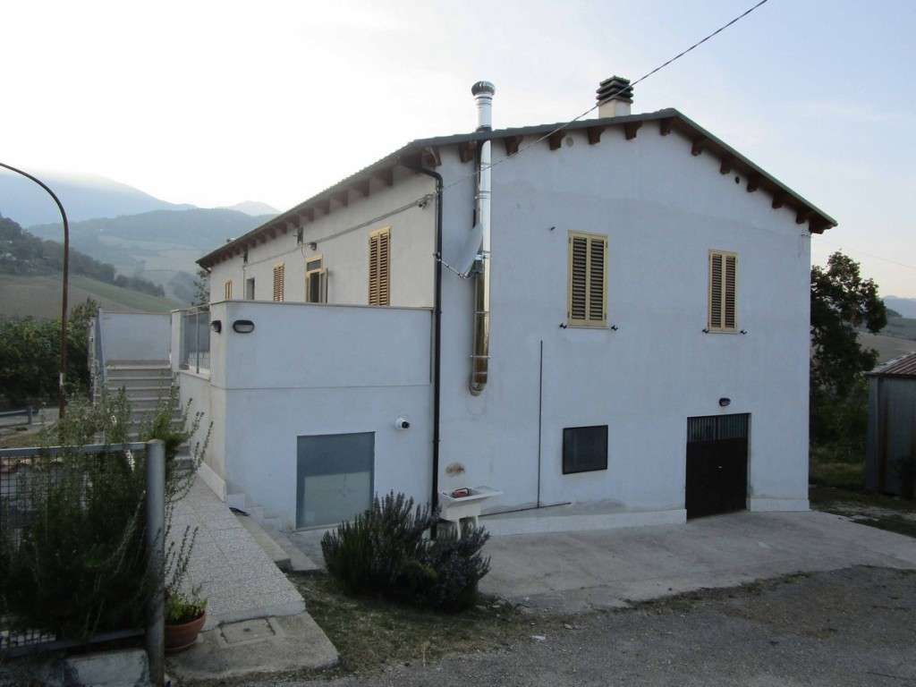 casa indipendente in vendita a Montebello di Bertona