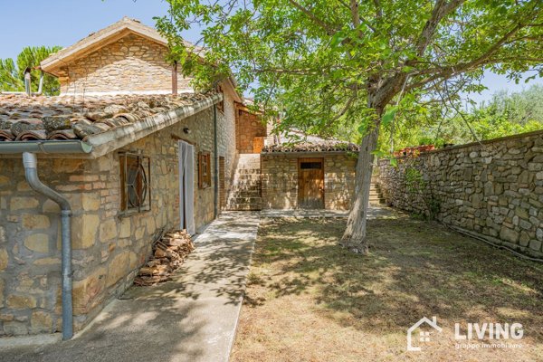 casale in vendita a Montebello di Bertona