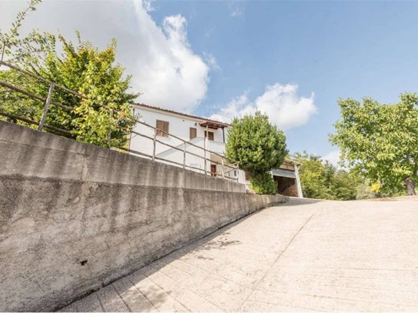 casa indipendente in vendita a Montebello di Bertona in zona Campo Bertona