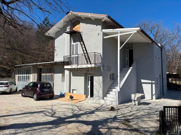 casa indipendente in vendita a Montebello di Bertona