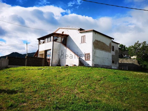 casa indipendente in vendita a Montebello di Bertona