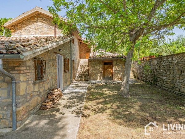 casale in vendita a Montebello di Bertona